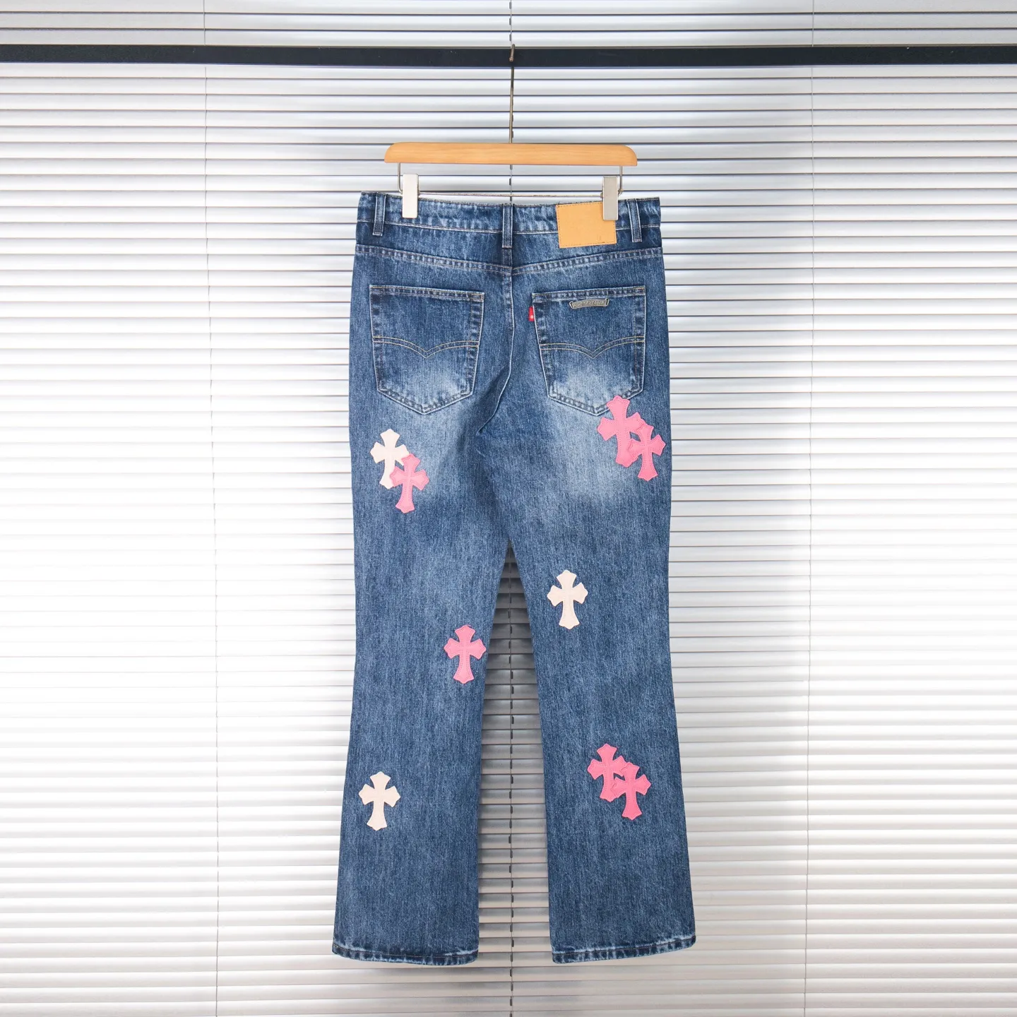 P240 Chrome Hearts 2025 New Bamboo Pink Cross Patch Leather Couple Washed Jeans This season’s hot item is sought after by countless celebrities and fashionistas. The neat details of the cutting process add color to the playful fashion! The neat and meticulous design, and the well-fitting structure is unique. The upper body not only has outstanding recognition, but also looks younger and younger. A style with the ultimate wearing meaning and performance, gorgeous color matching, and the craftsmanship of this style is also extremely extraordinary. After the finished product is washed, it is disassembled and hand-made with sheepskin cross leather and then spliced ​​together to complete. The whole piece has too many craftsmanship to describe. It is decorated with patchwork cross flowers and high-waisted washed jeans! ! Absolutely high-end luxury product, a god-level single product, a super popular product, made by top heavy industry, a magic weapon that cannot be missed. Style number: 1869# Size: 28 30 32 34 36 Color: blue